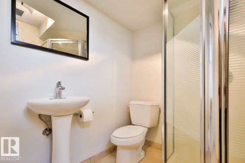 13703 101A Avenue, Edmonton, AB - Indoor Photo Showing Bathroom