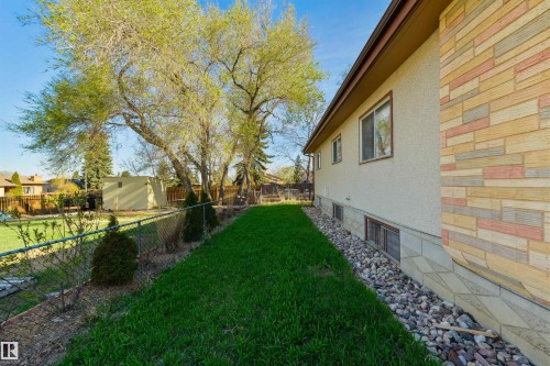 Stucco exterior with a decorative stone accent wall - 6134 37A Avenue, Edmonton, AB 
