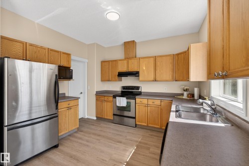 28 1780 Glastonbury Boulevard, Edmonton, AB - Indoor Photo Showing Kitchen With Double Sink