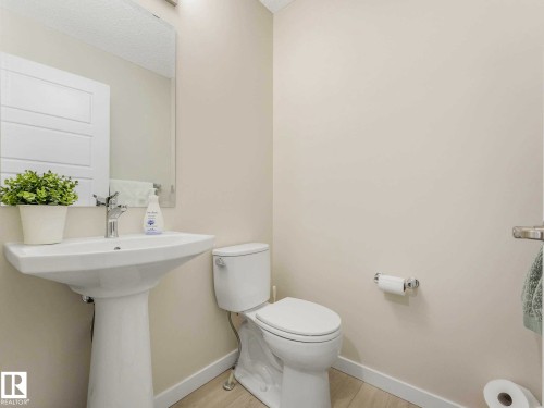 2426 Trumpeter Way, Edmonton, AB - Indoor Photo Showing Bathroom
