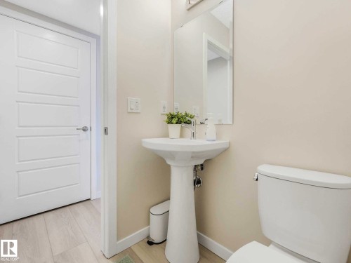 2426 Trumpeter Way, Edmonton, AB - Indoor Photo Showing Bathroom
