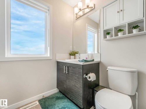 2426 Trumpeter Way, Edmonton, AB - Indoor Photo Showing Bathroom