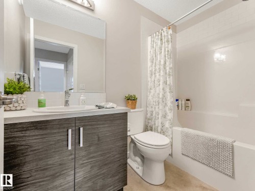 2426 Trumpeter Way, Edmonton, AB - Indoor Photo Showing Bathroom