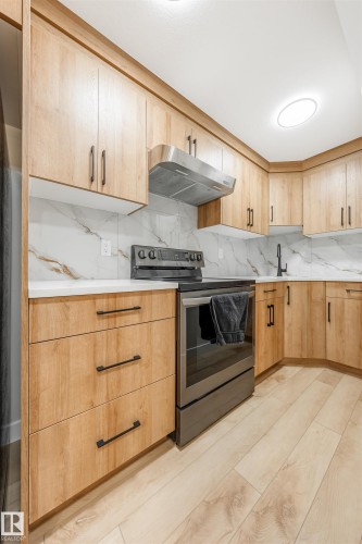 5907 19 Avenue, Edmonton, AB - Indoor Photo Showing Kitchen