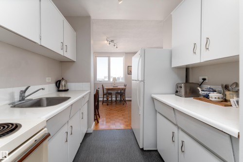 1006 9816 112 Street, Edmonton, AB - Indoor Photo Showing Kitchen