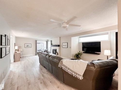 8 Whiteoaks Estates, St. Albert, AB - Indoor Photo Showing Living Room
