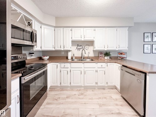 8 Whiteoaks Estates, St. Albert, AB - Indoor Photo Showing Kitchen With Double Sink