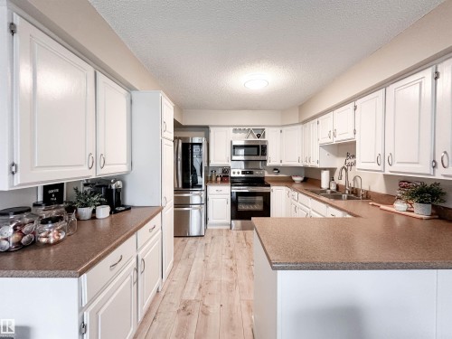 8 Whiteoaks Estates, St. Albert, AB - Indoor Photo Showing Kitchen With Double Sink