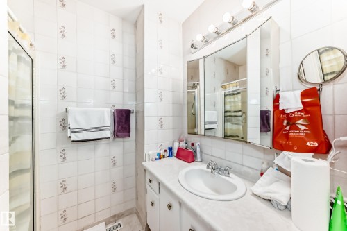 13911 23 Street, Edmonton, AB - Indoor Photo Showing Bathroom