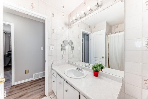 13911 23 Street, Edmonton, AB - Indoor Photo Showing Bathroom