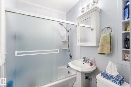 12215 59 Street, Edmonton, AB - Indoor Photo Showing Bathroom