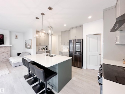 16 Jennifer Crescent, St. Albert, AB - Indoor Photo Showing Kitchen With Double Sink With Upgraded Kitchen