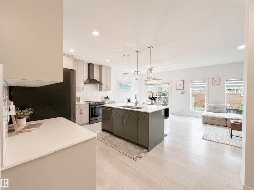 16 Jennifer Crescent, St. Albert, AB - Indoor Photo Showing Kitchen With Upgraded Kitchen