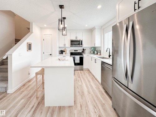 21019 130 Avenue, Edmonton, AB - Indoor Photo Showing Kitchen With Upgraded Kitchen