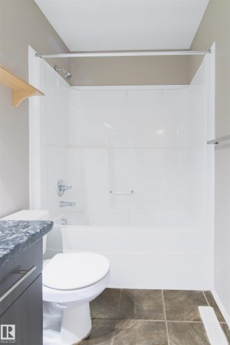 9116 Shaw Way, Edmonton, AB - Indoor Photo Showing Bathroom