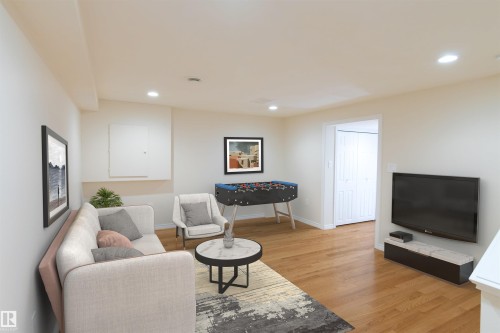 9116 Shaw Way, Edmonton, AB - Indoor Photo Showing Living Room