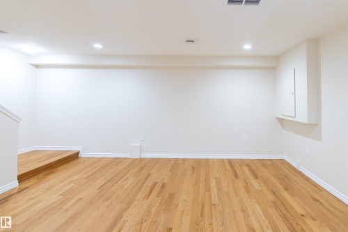 9116 Shaw Way, Edmonton, AB - Indoor Photo Showing Other Room