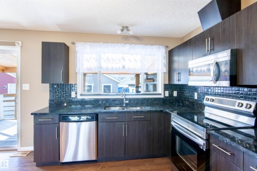 9116 Shaw Way, Edmonton, AB - Indoor Photo Showing Kitchen With Upgraded Kitchen