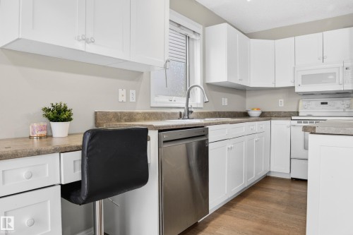 46 4020 21 Street, Edmonton, AB - Indoor Photo Showing Kitchen