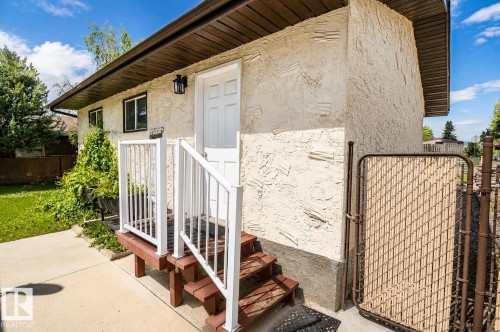 Textured stucco exterior with a side entrance - 4510 Lakeshore Dr, St. Paul Town, AB - Outdoor With Exterior