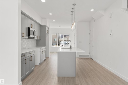 20623 43 Avenue, Edmonton, AB - Indoor Photo Showing Kitchen With Upgraded Kitchen