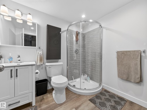 4465 5A Street, Edmonton, AB - Indoor Photo Showing Bathroom