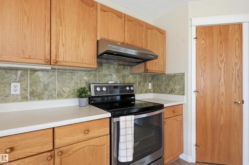 4831 147 Avenue, Edmonton, AB - Indoor Photo Showing Kitchen