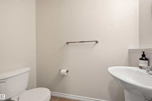 4831 147 Avenue, Edmonton, AB - Indoor Photo Showing Bathroom