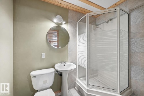 4831 147 Avenue, Edmonton, AB - Indoor Photo Showing Bathroom