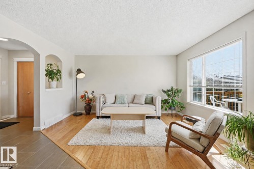 4831 147 Avenue, Edmonton, AB - Indoor Photo Showing Living Room