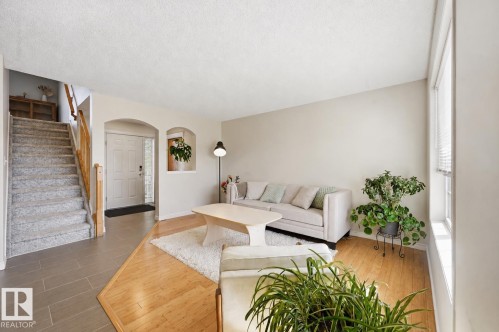 4831 147 Avenue, Edmonton, AB - Indoor Photo Showing Living Room