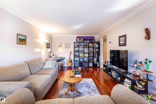 201 10720 84 Avenue, Edmonton, AB - Indoor Photo Showing Living Room