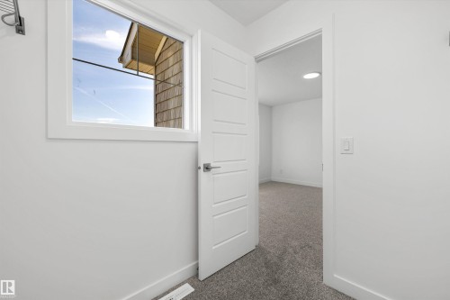 1044 Cristall Crescent, Edmonton, AB - Indoor Photo Showing Other Room