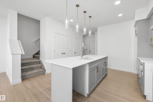1044 Cristall Crescent, Edmonton, AB - Indoor Photo Showing Kitchen With Upgraded Kitchen