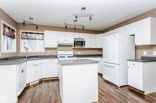 4108 Tompkins Way, Edmonton, AB - Indoor Photo Showing Kitchen