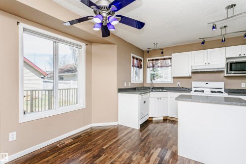 4108 Tompkins Way, Edmonton, AB - Indoor Photo Showing Kitchen