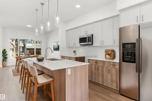 20703 43 Avenue, Edmonton, AB - Indoor Photo Showing Kitchen With Upgraded Kitchen