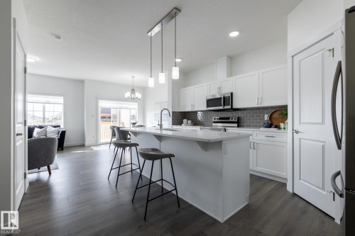 5 Worwyck Common, Spruce Grove, AB - Indoor Photo Showing Kitchen With Upgraded Kitchen