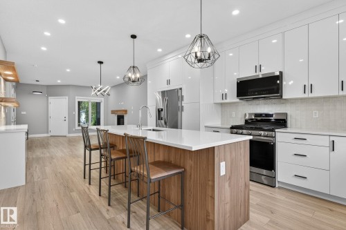 10906 54 Avenue, Edmonton, AB - Indoor Photo Showing Kitchen With Upgraded Kitchen