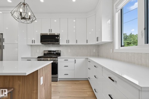10906 54 Avenue, Edmonton, AB - Indoor Photo Showing Kitchen