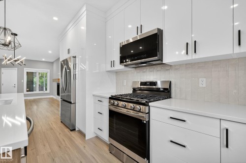 10906 54 Avenue, Edmonton, AB - Indoor Photo Showing Kitchen With Upgraded Kitchen
