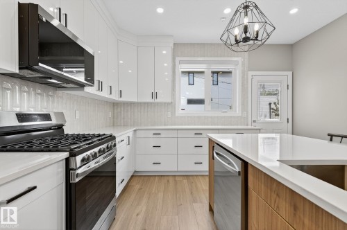 10906 54 Avenue, Edmonton, AB - Indoor Photo Showing Kitchen With Upgraded Kitchen
