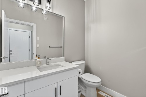 10906 54 Avenue, Edmonton, AB - Indoor Photo Showing Bathroom
