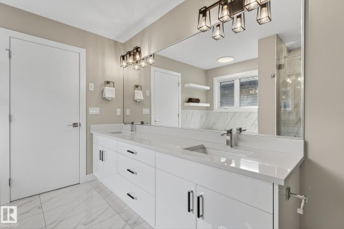 10906 54 Avenue, Edmonton, AB - Indoor Photo Showing Bathroom
