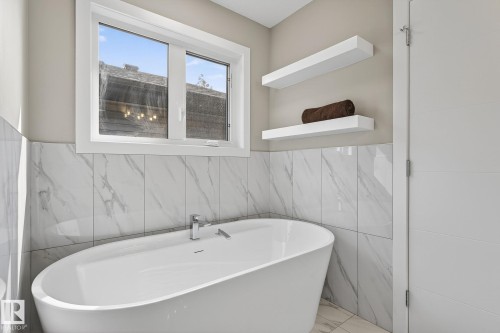 10906 54 Avenue, Edmonton, AB - Indoor Photo Showing Bathroom
