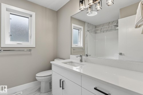 10906 54 Avenue, Edmonton, AB - Indoor Photo Showing Bathroom