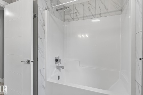 10906 54 Avenue, Edmonton, AB - Indoor Photo Showing Bathroom