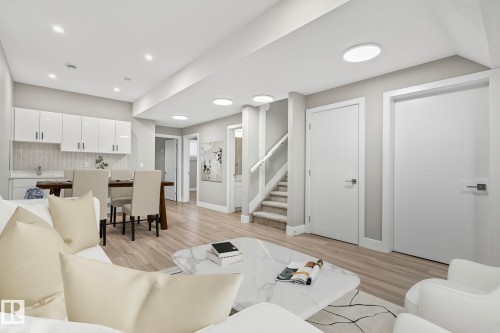 10906 54 Avenue, Edmonton, AB - Indoor Photo Showing Living Room