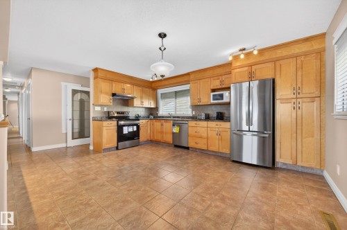13916 61 Street Nw, Edmonton, AB - Indoor Photo Showing Kitchen