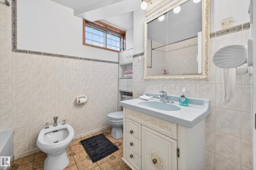 13916 61 Street Nw, Edmonton, AB - Indoor Photo Showing Bathroom